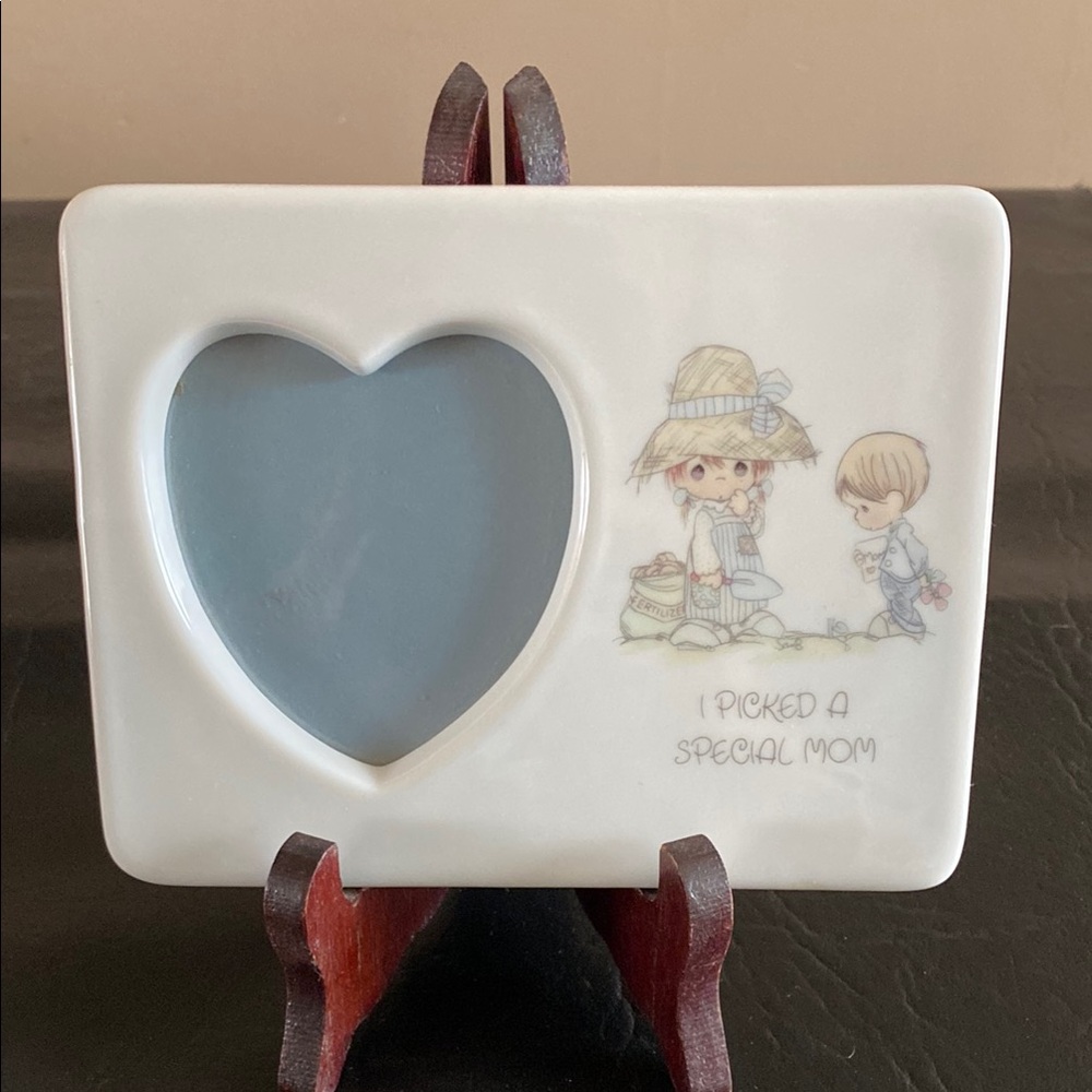 Enesco White Picture Frame with Heart-Shaped Opening